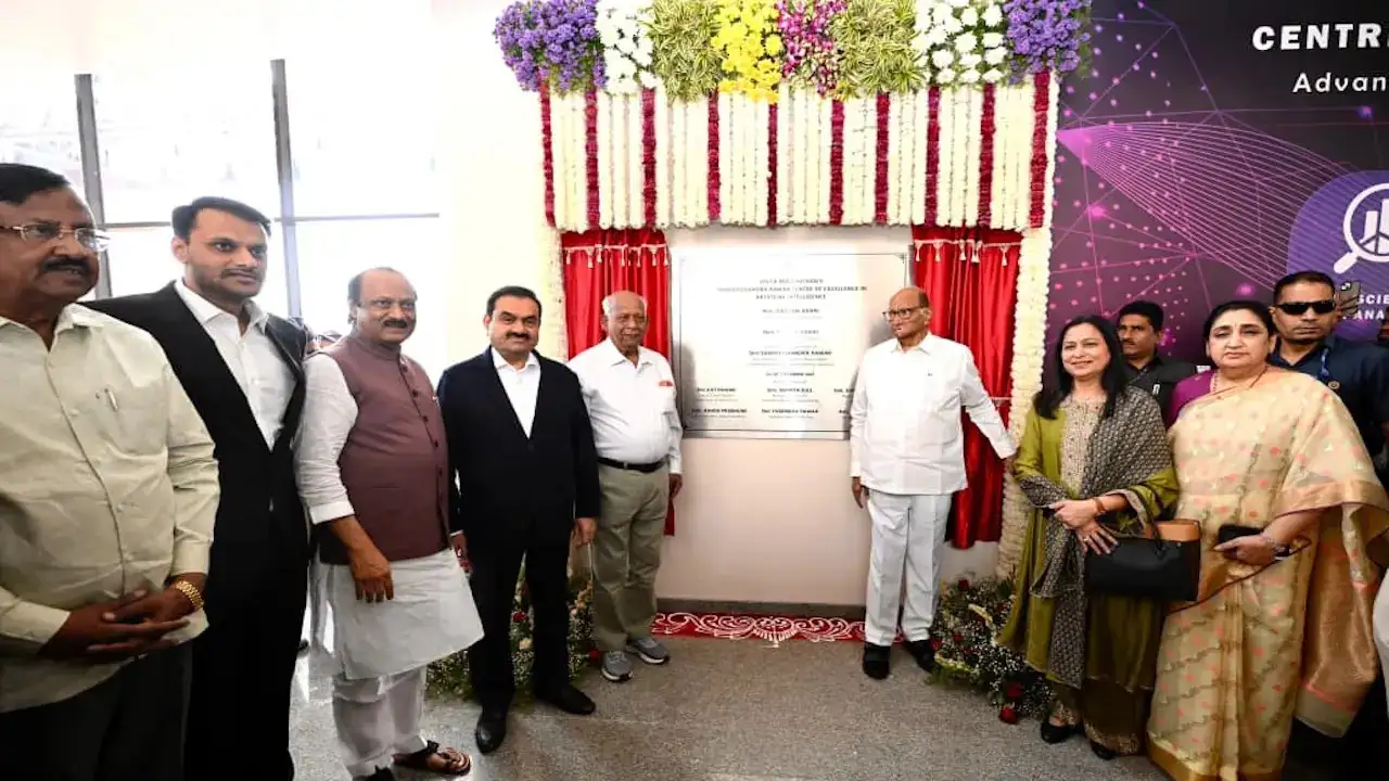 अदानी समूहाचे चेअरमन गौतम अदानी यांनी बारामतीला भेट दिली असून तिथे ‘AI सेंटर ऑफ एक्सिलन्स’चे उद्घाटन केले.