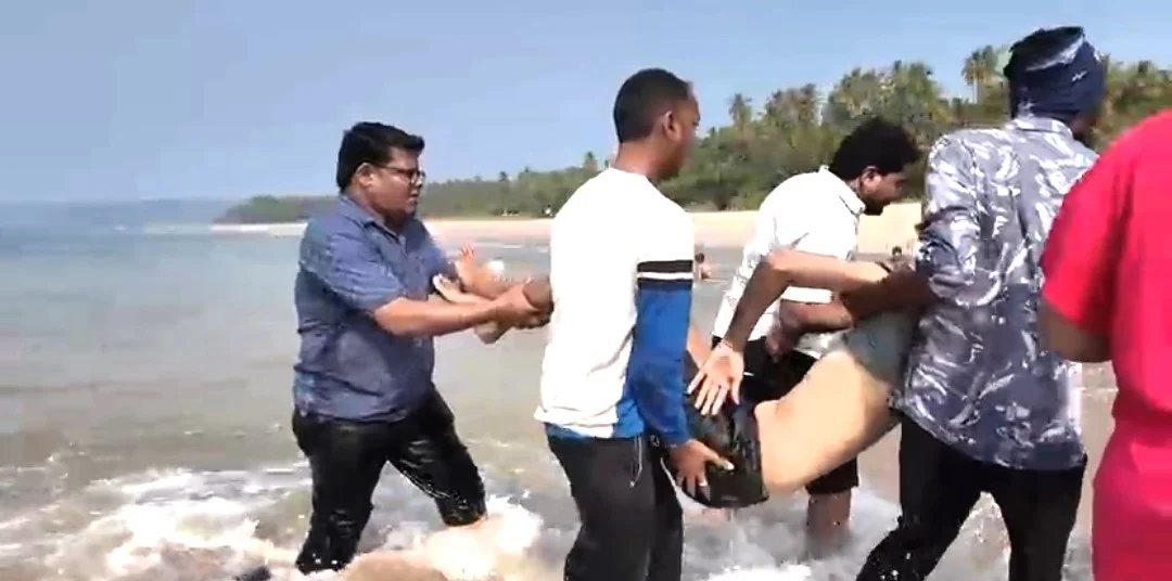 गुहागरच्या समुद्रात पोहण्याचा मोह बेतला जीवावर; मुंबईच्या पर्यटकाचा दुर्दैवी मृत्यू, सुदैवाने दोघांना वाचवण्यात यश