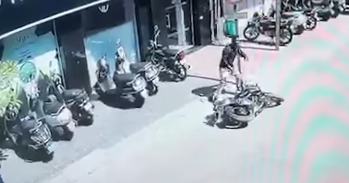 कोल्हापुरात थरार! दसरा चौकात धावत्या दुचाकीने घेतला पेट; चालकाच्या प्रसंगावधानामुळे मोठा अनर्थ टळला