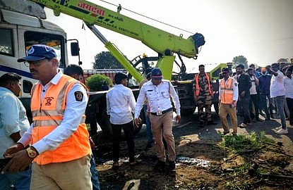 इंदापूरजवळ भीषण अपघात; टायर फुटल्याने क्रूझर ट्रकवर आदळली, तिघांचा जागीच मृत्यू