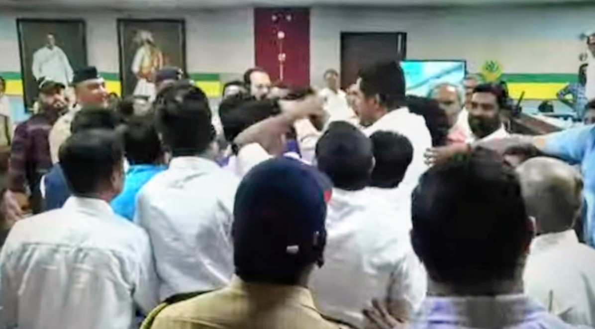 वसई-विरार महापालिकेत लोकशाहीचा मुडदा! भाजप आणि बविआ नगरसेवकांमध्ये जोरदार राडा; धक्काबुक्की आणि अभूतपूर्व घोषणाबाजी