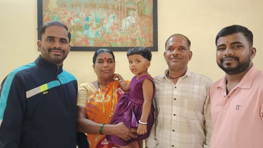 आभाळ फाटलं होतं, पण जिद्दीने त्याने आकाश कवेत घेतलं! आंबा घाटात करवंदे विकणारा मंगेश फोंडे आता बनला ‘खाकी’ वर्दीचा मानकरी