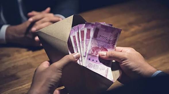 ठाण्यात पेट्रोल पंप ‘NOC’साठी २५ हजारांची लाच घेताना वनपाल आणि वनरक्षक रंगेहात अटकेत!