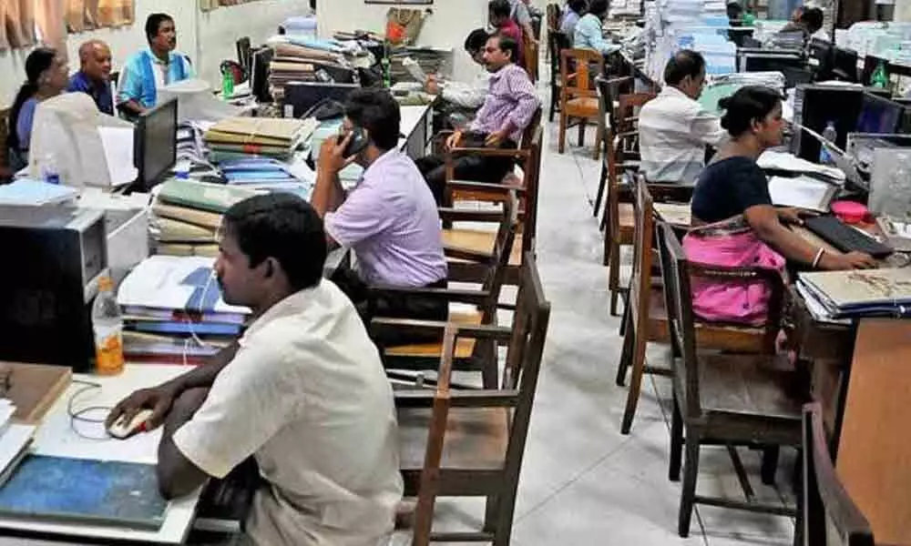 राज्यातील १७ लाख सरकारी कर्मचारी व शिक्षक आजपासून बेमुदत संपावर; प्रशासकीय कामकाज ठप्प
