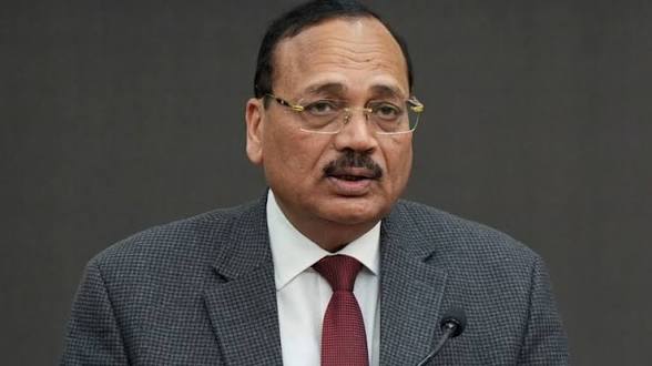 बेरोजगार तरुणांची तुलना ‘झुरळांशी’ करणे सरन्यायाधीशांना पडले महाग; सर्वोच्च न्यायालयाच्या वादग्रस्त टिप्पणीमुळे देशभरात तीव्र संताप