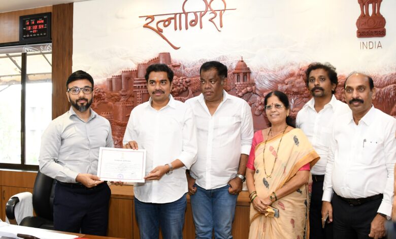 अनिकेत तटकरे यांची विधानपरिषद सदस्यपदी बिनविरोध निवड; जिल्हाधिकारी मनुज जिंदल यांच्या हस्ते प्रमाणपत्र प्रदान