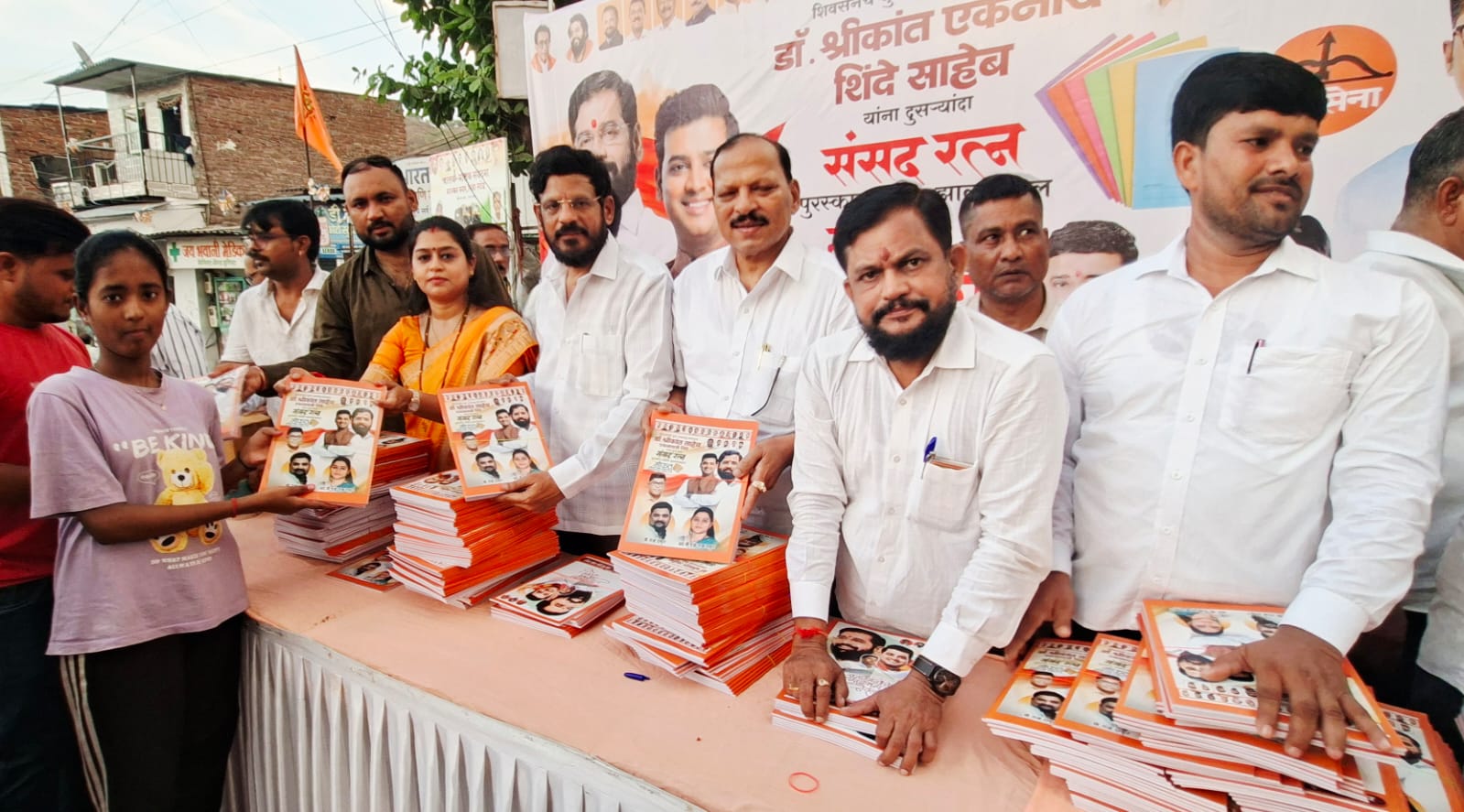खासदार डॉ. श्रीकांत शिंदे यांना संसदरत्न मिळाल्याबद्दल कळव्यात शालेय विद्यार्थ्यांना मोफत वह्यांचे वाटप