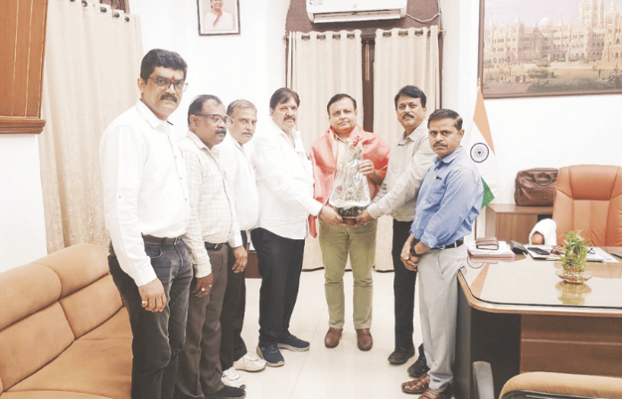 मध्य रेल्वेचे नवनियुक्त प्रधान मुख्य कार्मिक अधिकारी आदित्य कुमार यांचा रेल्वे कामगार सेनेतर्फे सन्मान