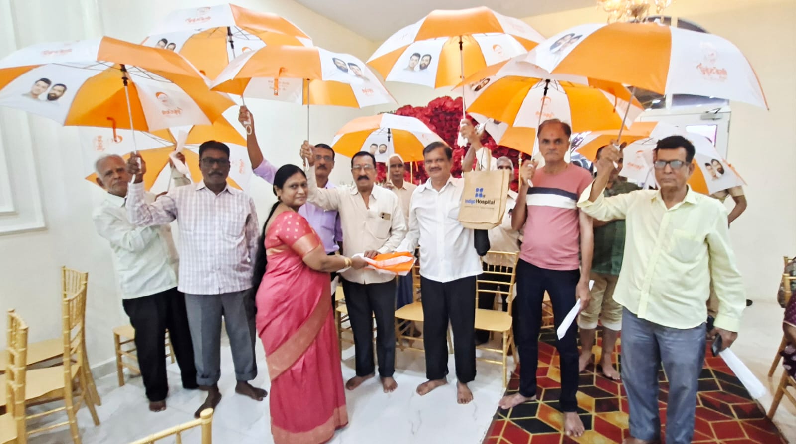 कळव्यात स्वर्गीय मुकुंद केणी यांना अनोखी आदरांजली; ज्येष्ठांना छत्र्यांचे वाटप