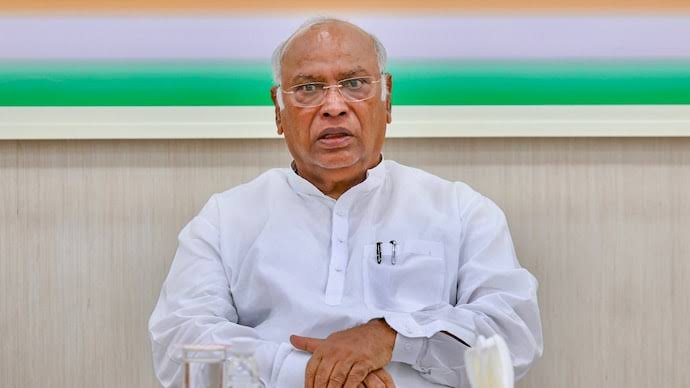 विद्यार्थ्यांवरील लाठीचार्ज हा लोकशाहीवरील हल्ला; मल्लिकार्जुन खरगे यांचा मोदी सरकारवर घणाघात