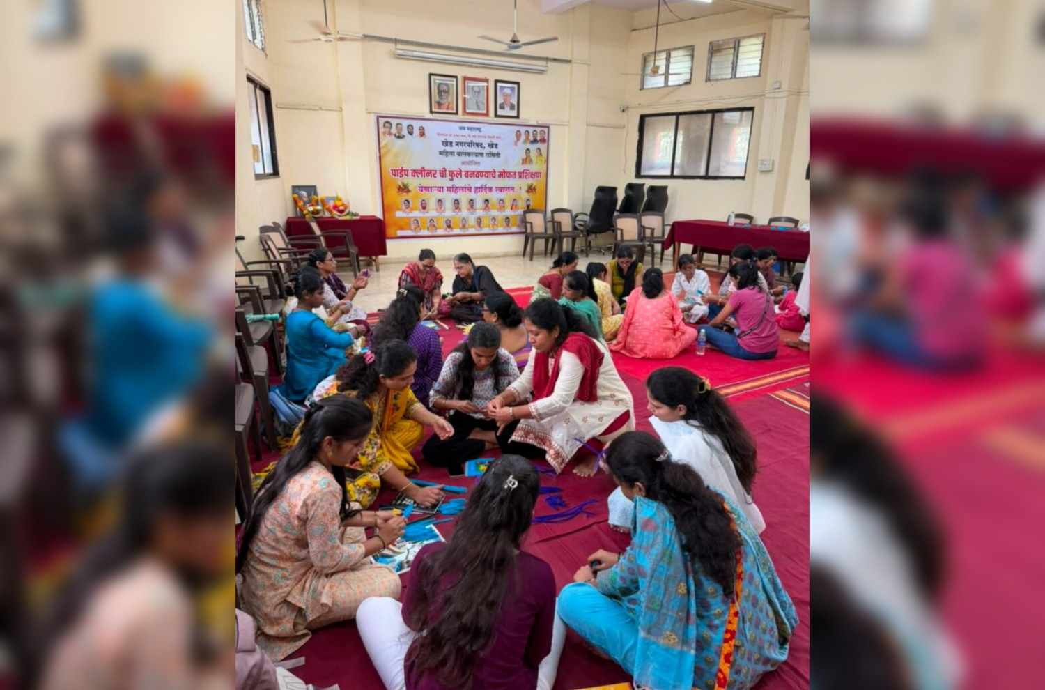 खेड नगरपरिषदेचा स्तुत्य उपक्रम: महिलांना दिले पाईप क्लीनरपासून फुले बनवण्याचे प्रशिक्षण