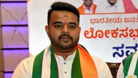 तुरुंगातही व्यभिचार! माजी खासदार प्रज्वल रेवण्णाच्या कोठडीत सापडला मोबाईल