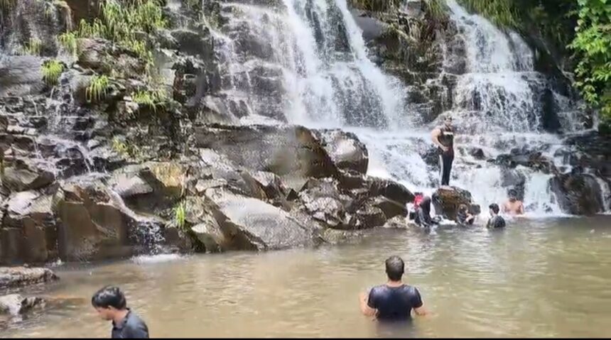 बंदी असतानाही पानवल धबधब्यावर पर्यटकांची गर्दी