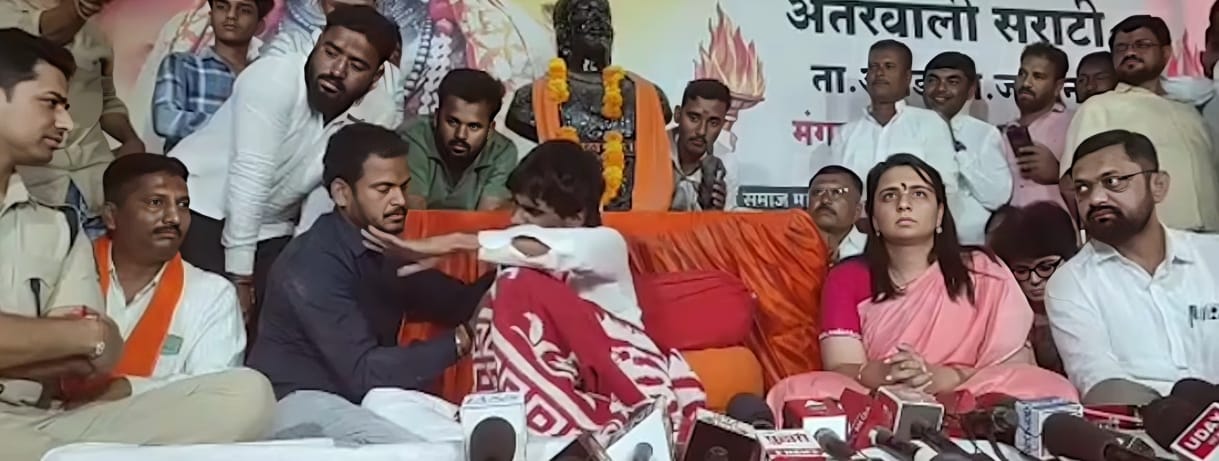 “नोकरीसाठी फासावर चढायलाही तयार आहे” : मनोज जरांगेंसमोर महिला जिल्हाधिकाऱ्यांचे सडेतोड उत्तर