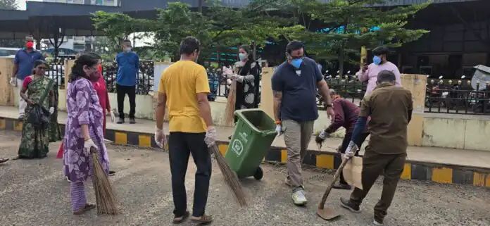 खेड रेल्वे स्थानकावर ‘स्वच्छता हीच सेवा’ अभियानाचा उत्साह; ॲड. वैभव खेडेकरांच्या नेतृत्वाखाली सामूहिक श्रमदान