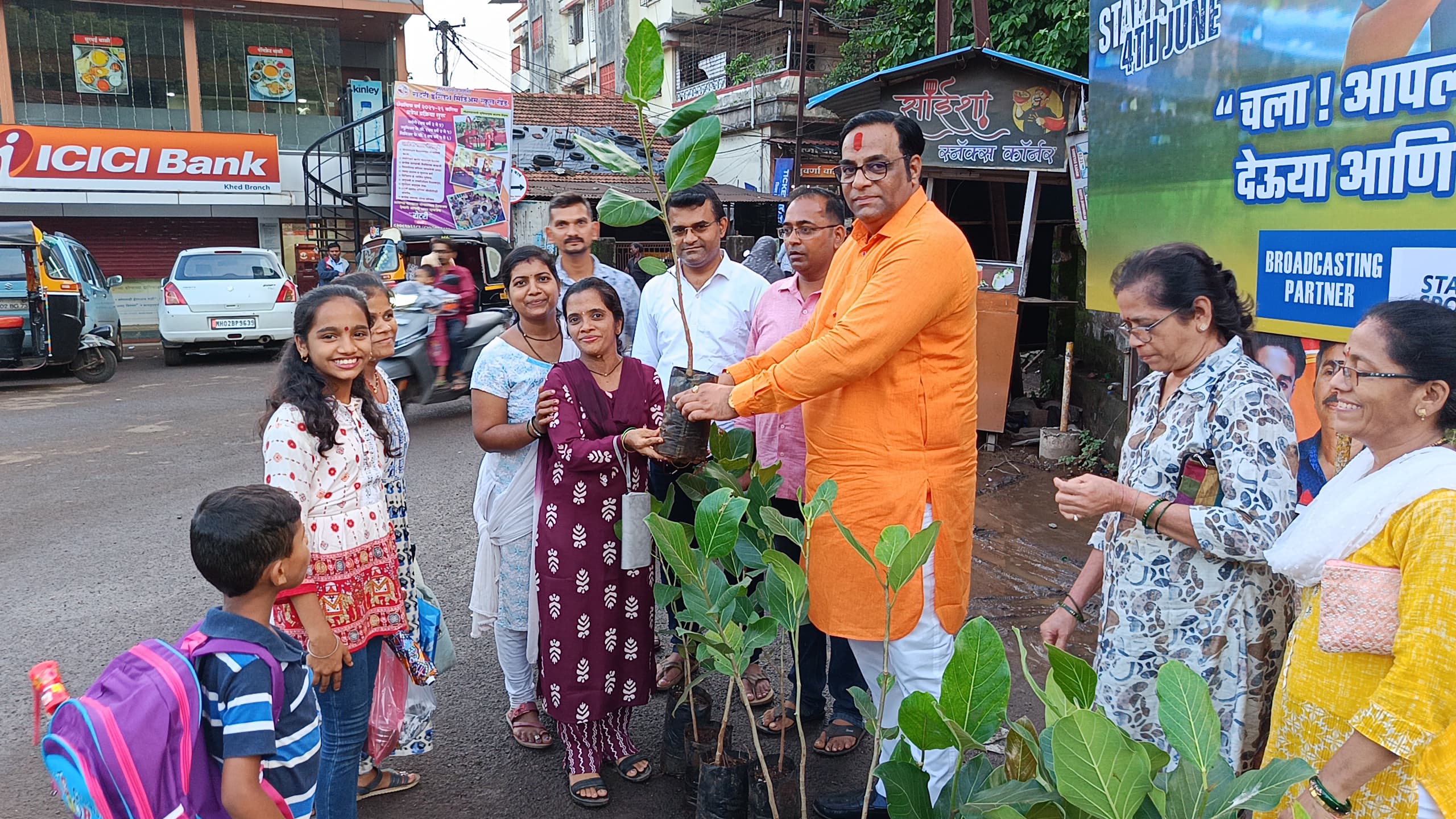 खेडमध्ये मनसेकडून ‘पर्यावरणपूरक वटपौर्णिमा’ साजरी; पर्यावरण संवर्धनासाठी मोफत वडाच्या रोपांचे वाटप…