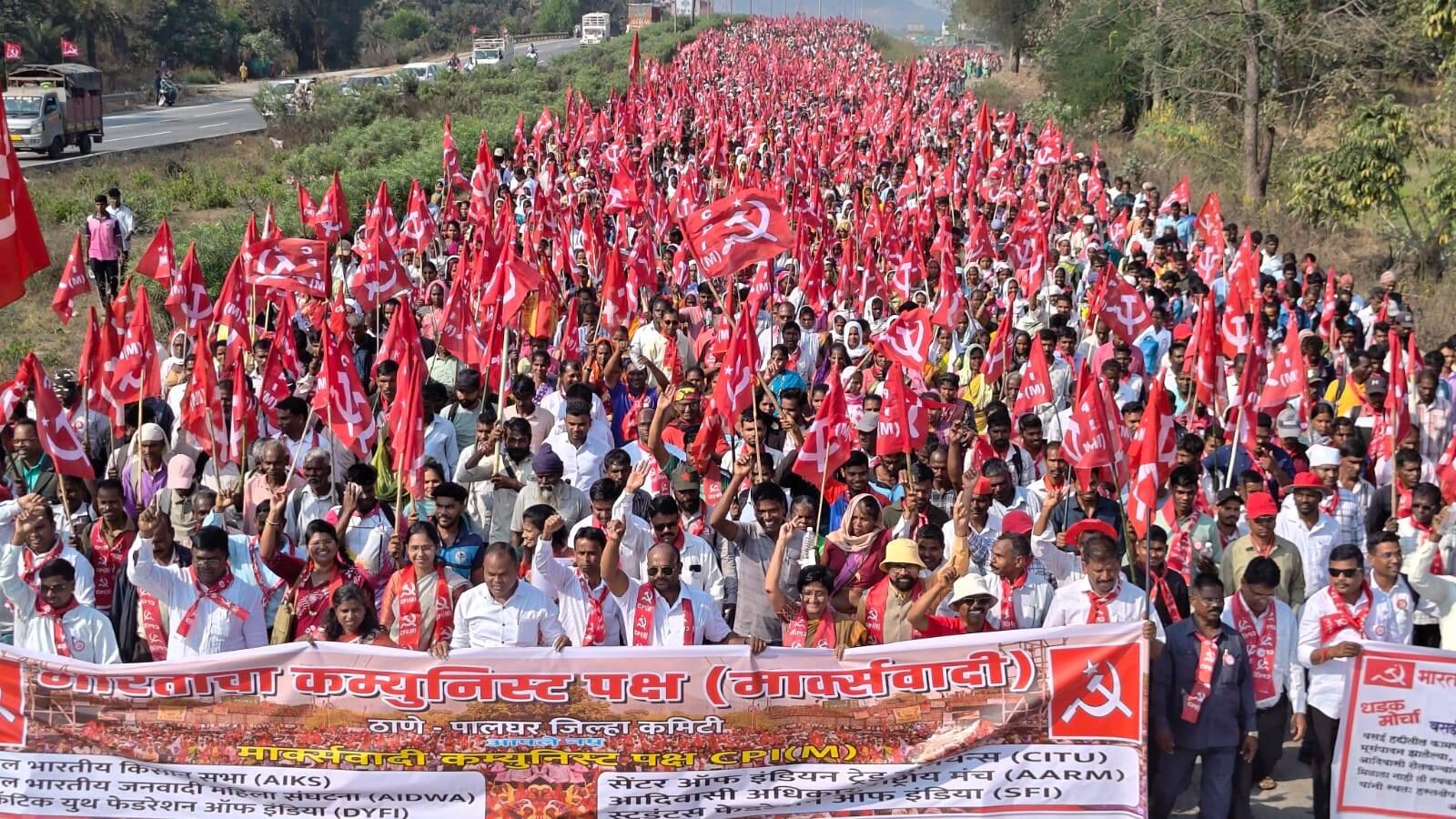 पालघरमध्ये ‘लाल वादळ’ धडकले! हजारो आदिवासींचा जिल्हाधिकारी कार्यालयावर ठिय्या; मागण्या मान्य न झाल्यास ‘रेल रोको’चा इशारा