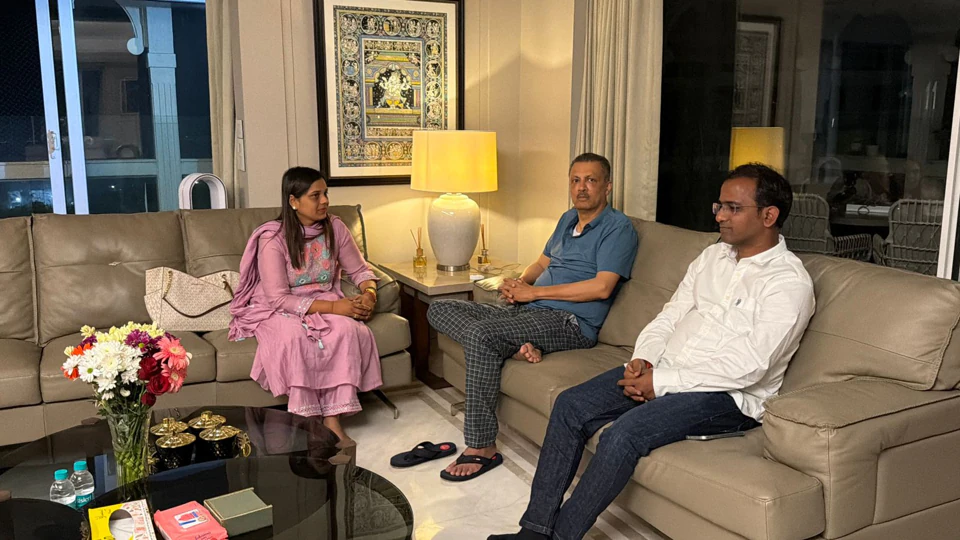 मुंबईत राजकीय भूकंप टळला! ठाकरेंच्या ‘नॉट रिचेबल’ नगरसेविका अखेर परतल्या; मिलिंद नार्वेकरांनी निभावली ‘संकटमोचका’ची भूमिका