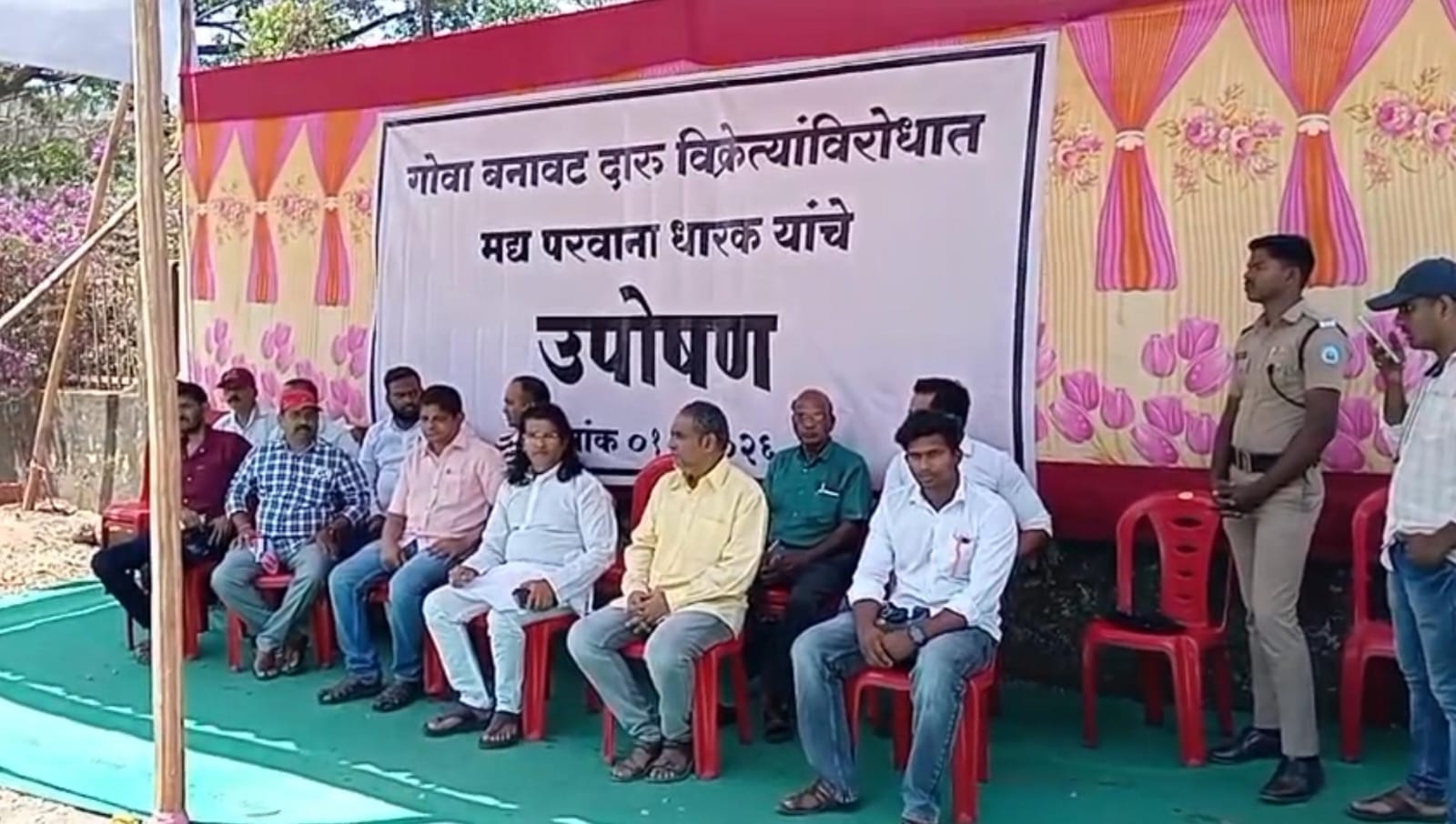 रत्नागिरीत अवैध दारूविक्री विरोधात मद्य परवानाधारकांचे जिल्हाधिकारी कार्यालयाबाहेर आमरण उपोषण