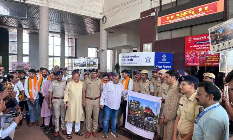 रत्नागिरी रेल्वे स्थानकावर ‘जीवन रक्षा अभियान’चे आयोजन; भाजप प्रदेशाध्यक्ष रवींद्र चव्हाण यांच्याकडून पोलिसांच्या पुढाकाराचे कौतुक