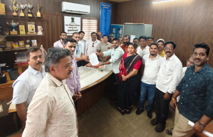 गोवळकोटच्या खाऱ्या पाण्याच्या प्रश्नावर शिवसेनेची चिपळूण नगरपालिकेत धडक
