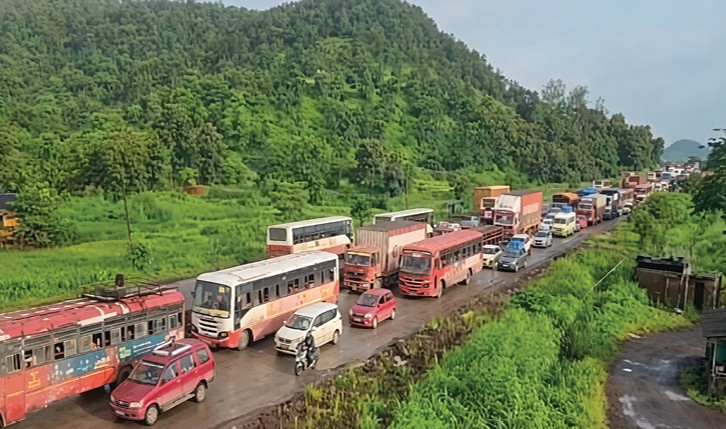 मुंबई-गोवा महामार्गावर वाहतूक कोंडी; बाप्पाचा निरोप घेतलेल्या चाकरमान्यांचा परतीचा प्रवास खडतर