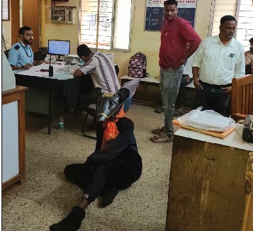 संगमेश्वर स्थानकावर चार एक्सप्रेसला थांबा मिळवण्यासाठी ‘उंदीरमामा’ मैदानात; अनोख्या आंदोलनाची चर्चा