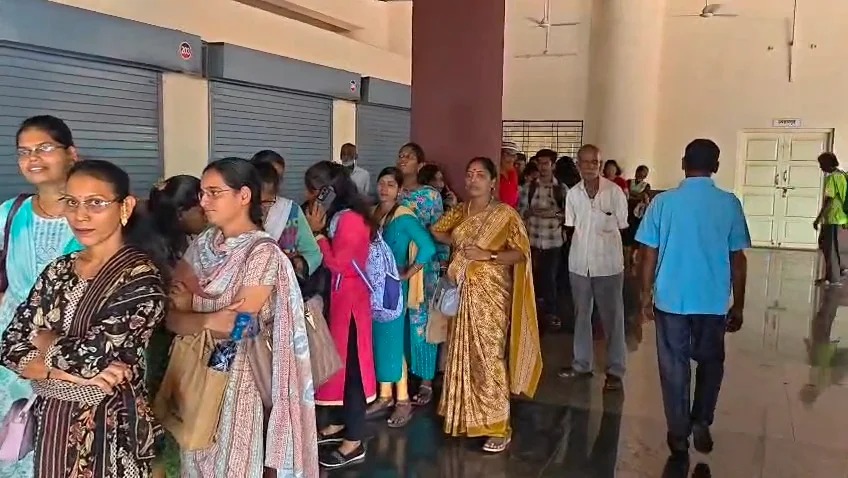 रत्नागिरीत एनसीएमसी कार्ड वाटपाचा उडाला बोजवारा; तांत्रिक गोंधळामुळे ज्येष्ठ नागरिकांचे अतोनात हाल