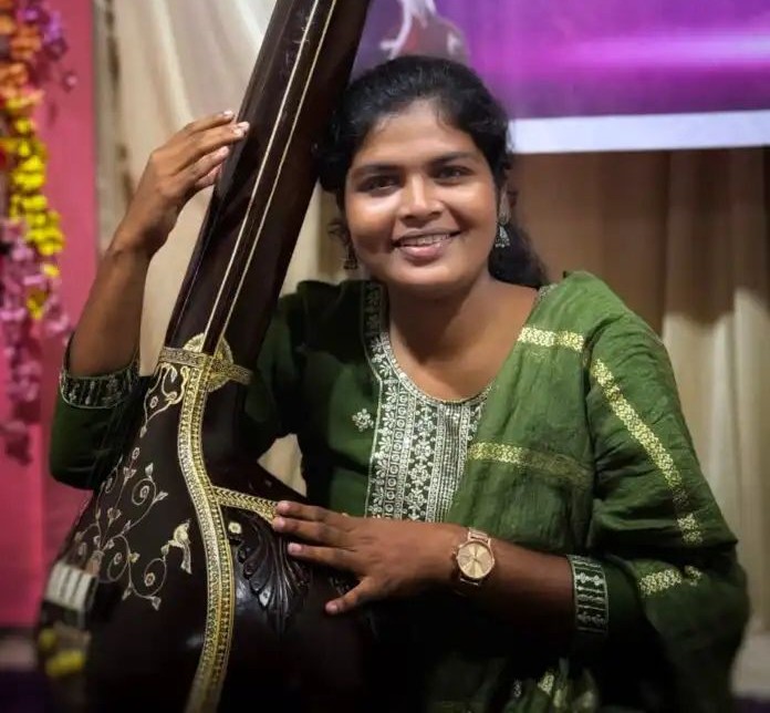 मुंबई विद्यापीठ युवा महोत्सवात गोगटे-जोगळेकरच्या तन्वी मोरेला शास्त्रीय गायनात रौप्यपदक!