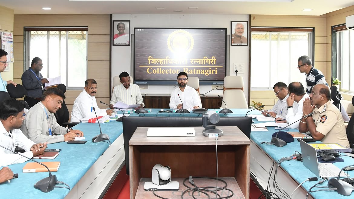 अनधिकृत गॅस कनेक्शन आणि रेशन कार्ड तक्रारींची तात्काळ चौकशी करा; जिल्हाधिकारी मनुज जिंदल यांचे निर्देश